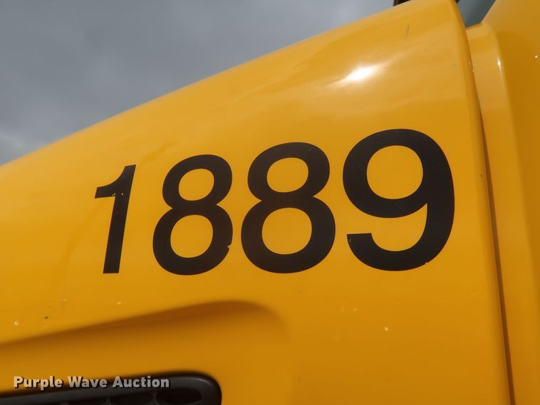 image for item KR9822 2019 Peterbilt 579  semi truck