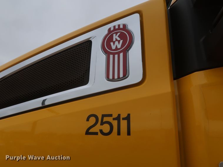 image for item KR9823 2019 Kenworth T680  semi truck