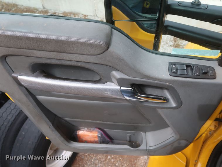 image for item KR9824 2019 Kenworth T680  semi truck