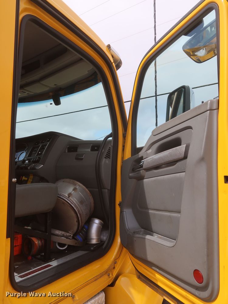 image for item KR9824 2019 Kenworth T680  semi truck