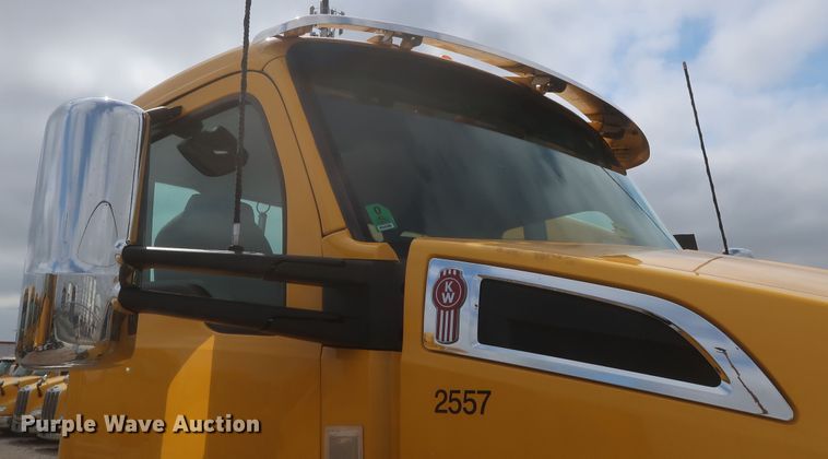 image for item KR9824 2019 Kenworth T680  semi truck