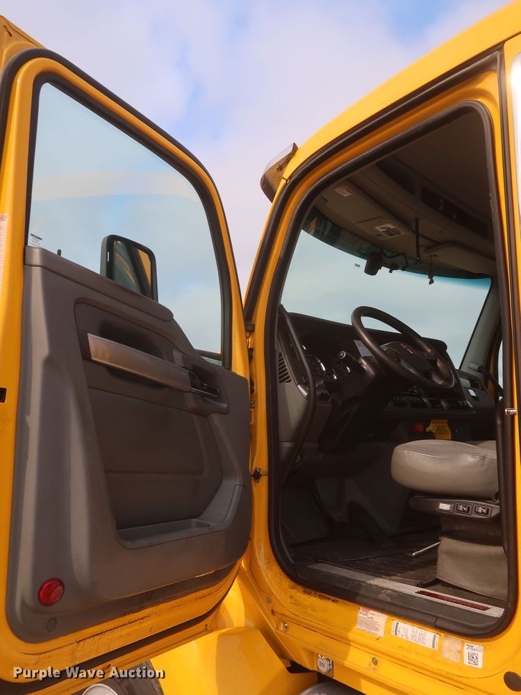image for item KR9825 2019 Kenworth T680  semi truck