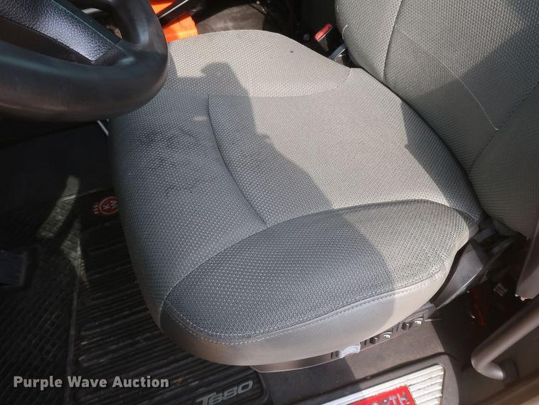 image for item KR9825 2019 Kenworth T680  semi truck