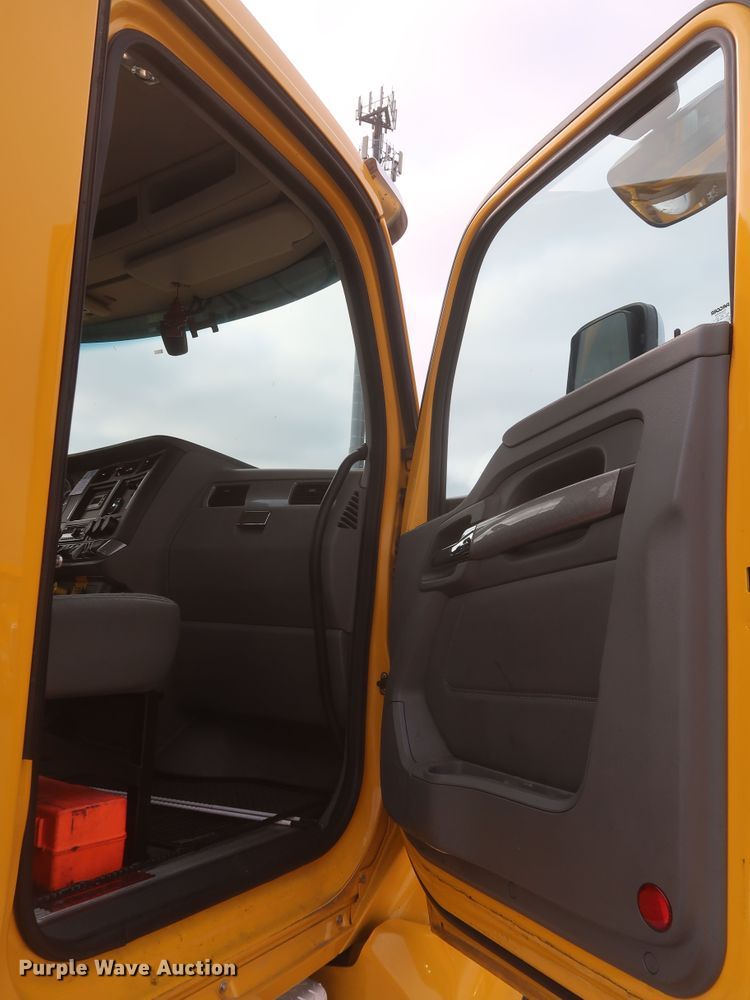 image for item KR9825 2019 Kenworth T680  semi truck