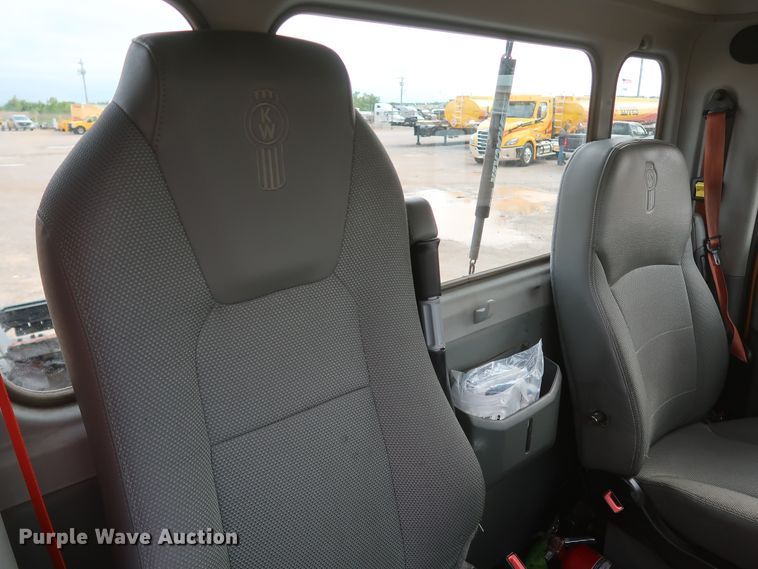 image for item KR9825 2019 Kenworth T680  semi truck