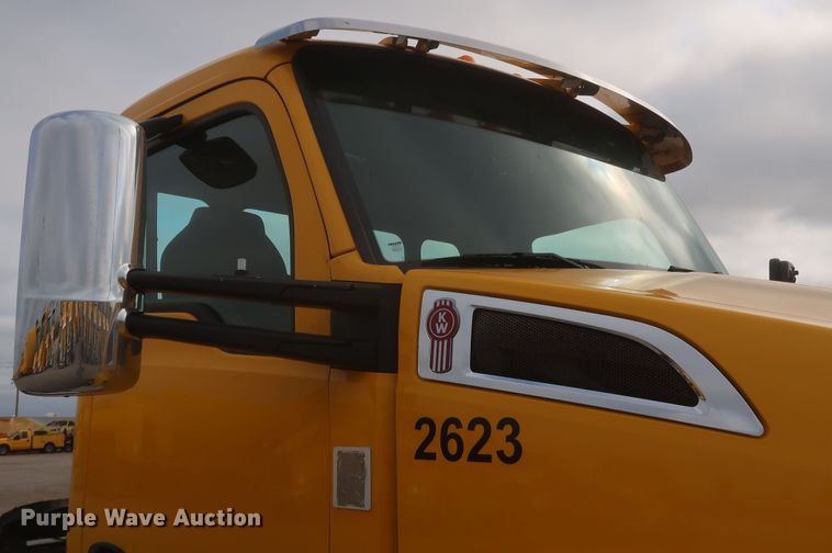 image for item KR9825 2019 Kenworth T680  semi truck