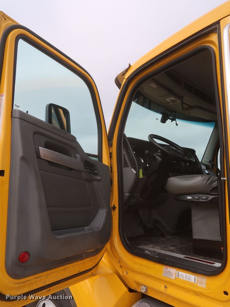 image for item KR9826 2019 Kenworth T680  semi truck