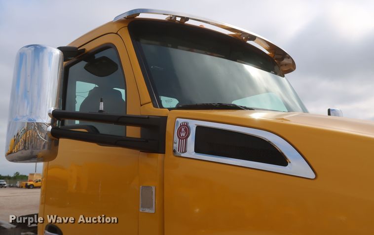 image for item KR9826 2019 Kenworth T680  semi truck