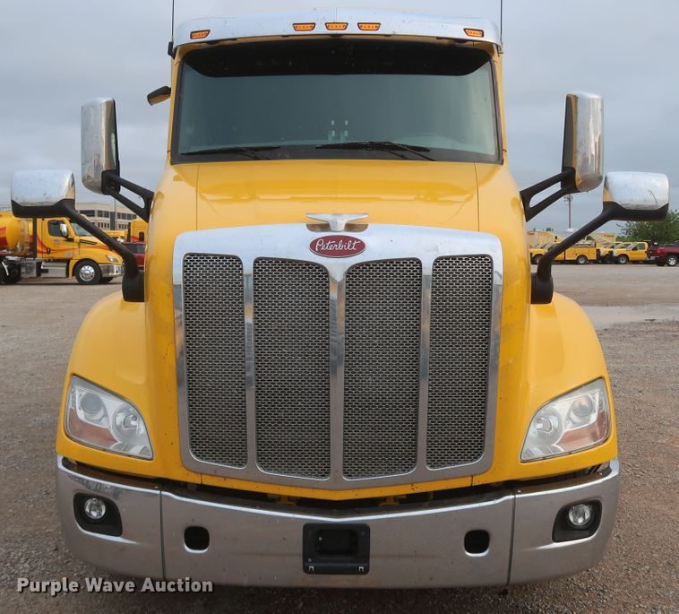 image for item KR9827 2017 Peterbilt 579  semi truck