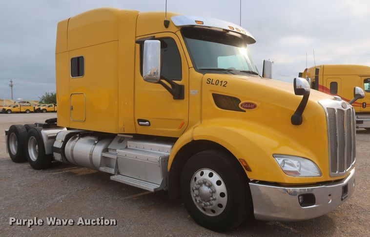 image for item KR9827 2017 Peterbilt 579  semi truck
