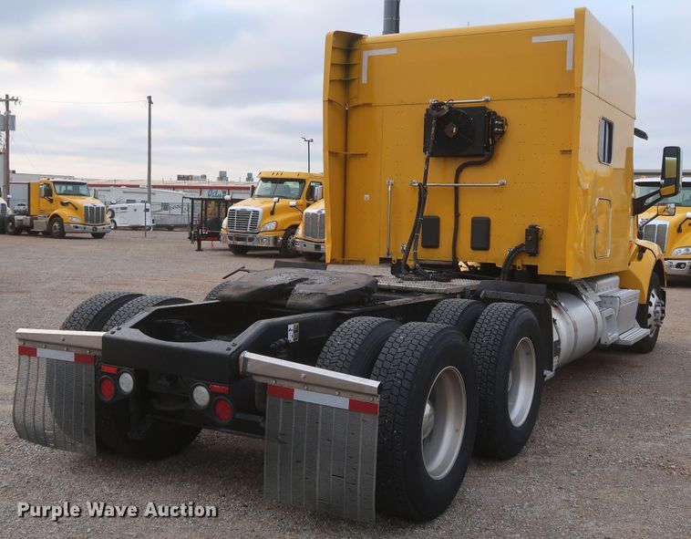 image for item KR9827 2017 Peterbilt 579  semi truck