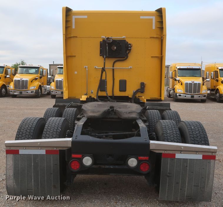 image for item KR9827 2017 Peterbilt 579  semi truck