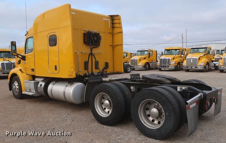 image for item KR9827 2017 Peterbilt 579  semi truck
