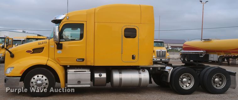 image for item KR9827 2017 Peterbilt 579  semi truck