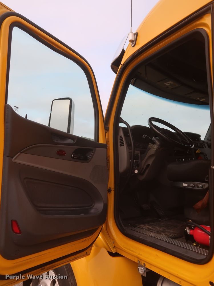 image for item KR9827 2017 Peterbilt 579  semi truck