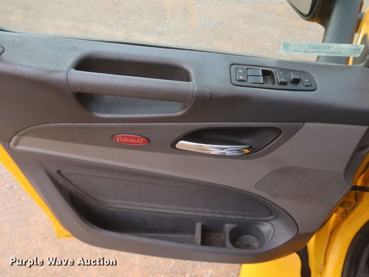 image for item KR9827 2017 Peterbilt 579  semi truck