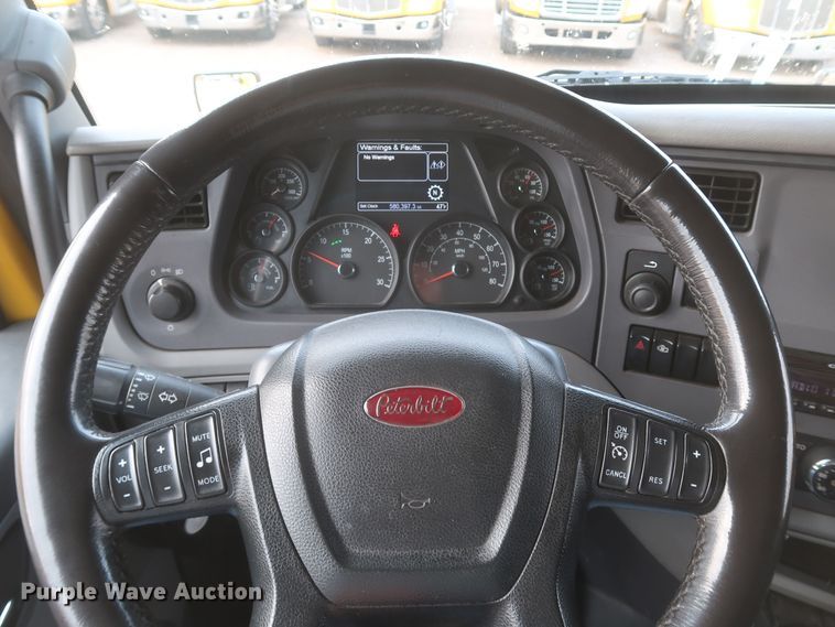 image for item KR9827 2017 Peterbilt 579  semi truck