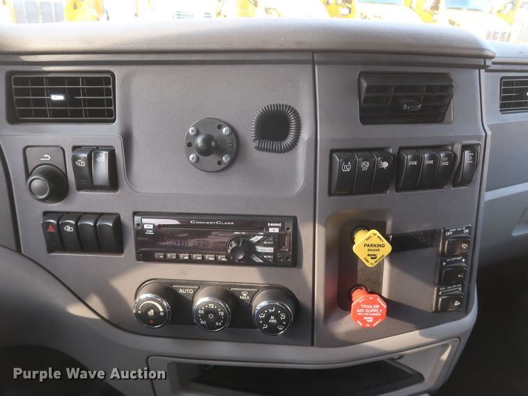 image for item KR9827 2017 Peterbilt 579  semi truck