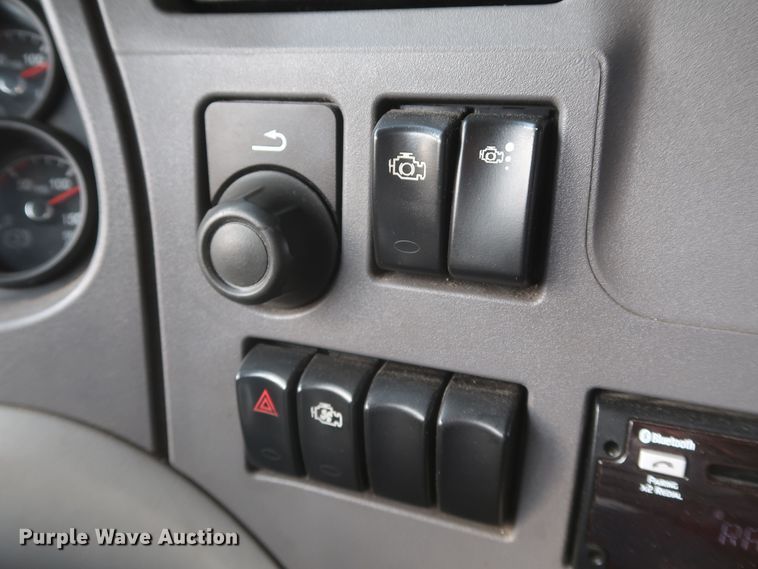 image for item KR9827 2017 Peterbilt 579  semi truck