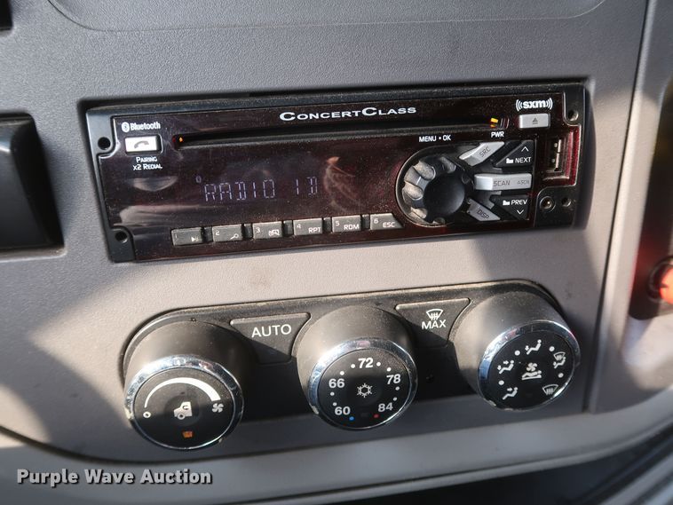 image for item KR9827 2017 Peterbilt 579  semi truck