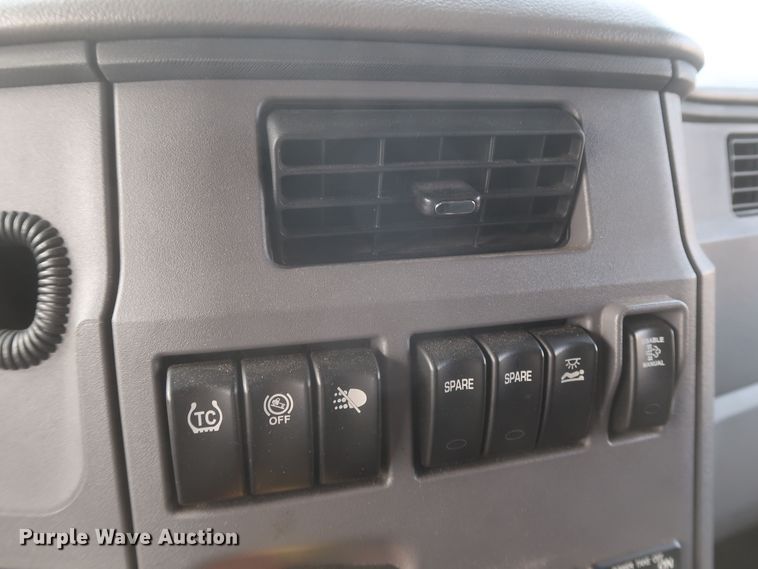 image for item KR9827 2017 Peterbilt 579  semi truck