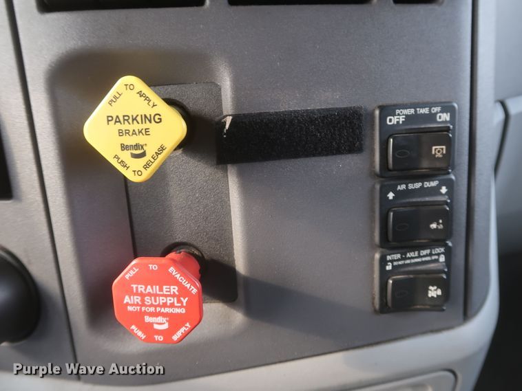 image for item KR9827 2017 Peterbilt 579  semi truck