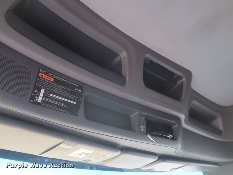 image for item KR9827 2017 Peterbilt 579  semi truck