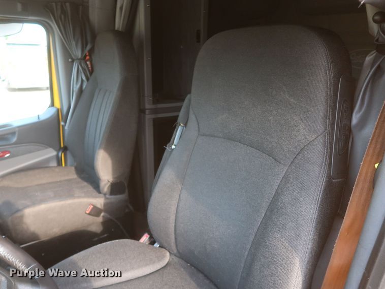 image for item KR9827 2017 Peterbilt 579  semi truck