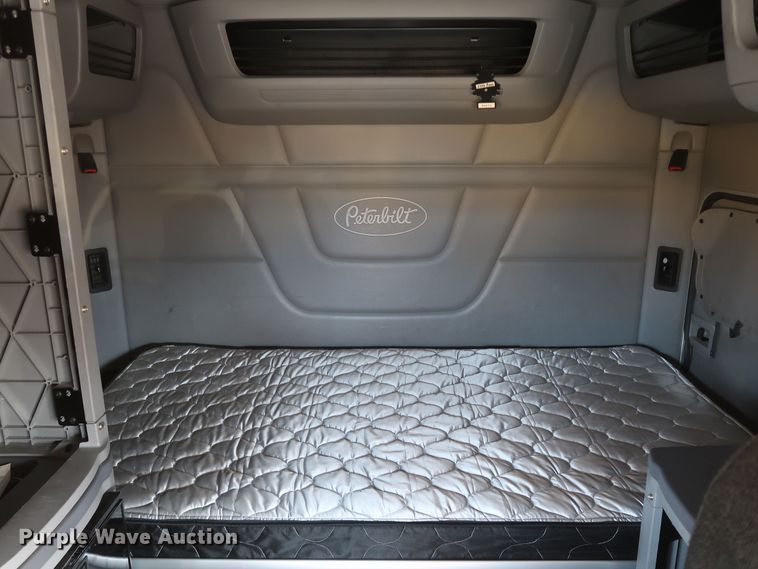 image for item KR9827 2017 Peterbilt 579  semi truck