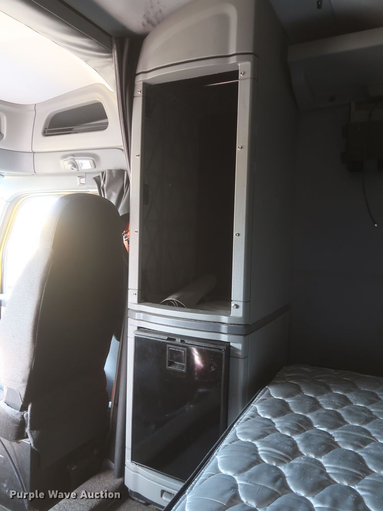 image for item KR9827 2017 Peterbilt 579  semi truck