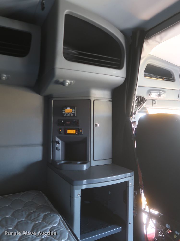 image for item KR9827 2017 Peterbilt 579  semi truck