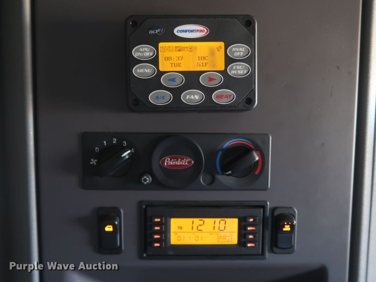 image for item KR9827 2017 Peterbilt 579  semi truck