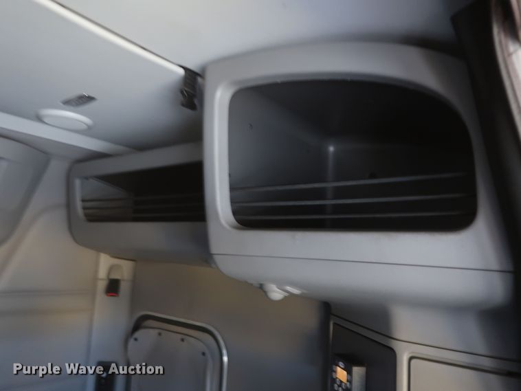 image for item KR9827 2017 Peterbilt 579  semi truck