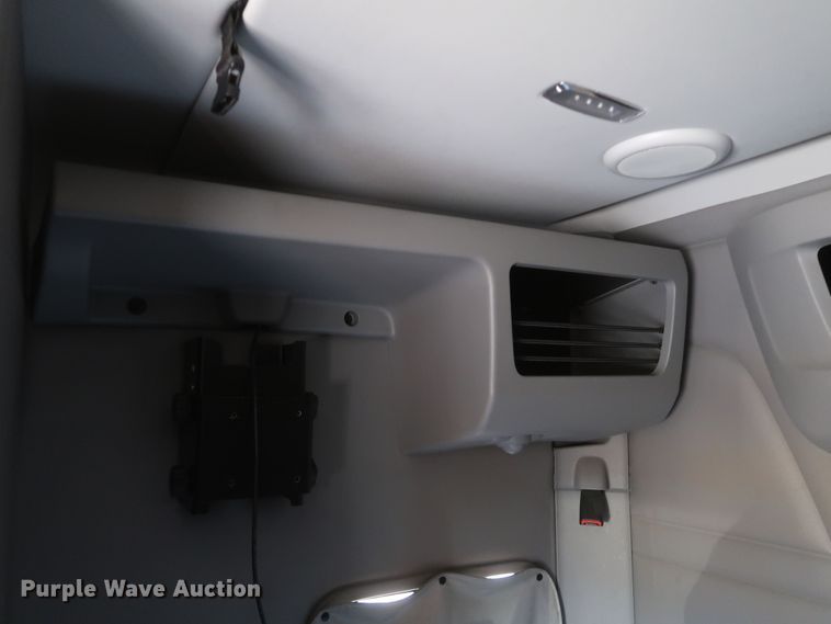 image for item KR9827 2017 Peterbilt 579  semi truck