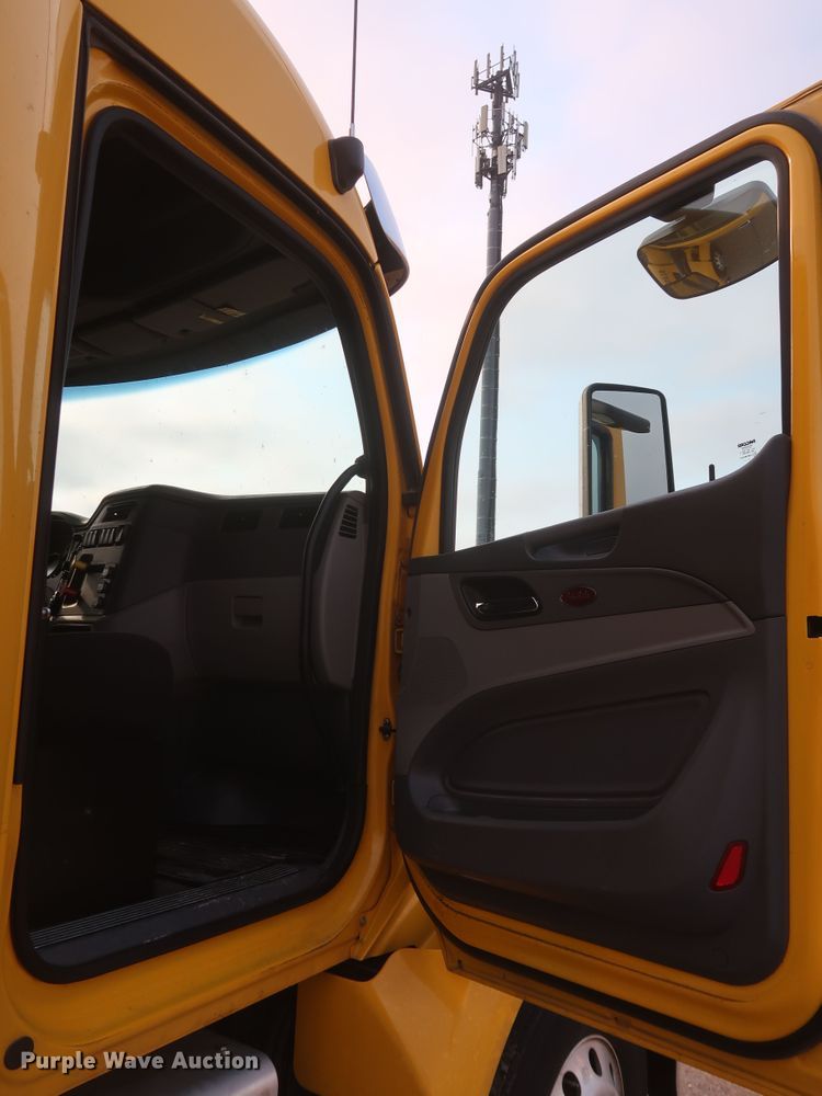 image for item KR9827 2017 Peterbilt 579  semi truck