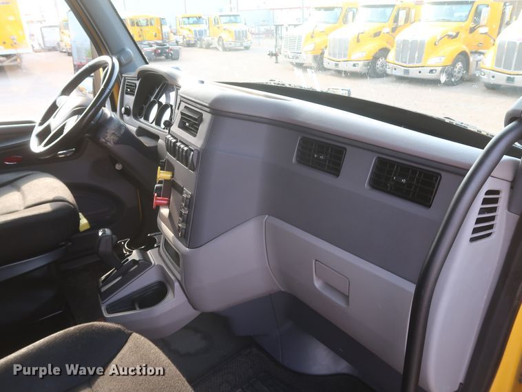 image for item KR9827 2017 Peterbilt 579  semi truck