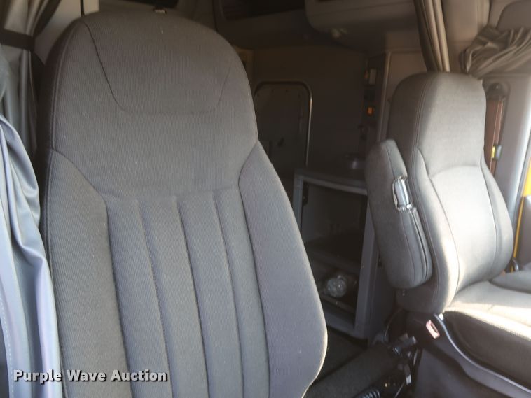 image for item KR9827 2017 Peterbilt 579  semi truck