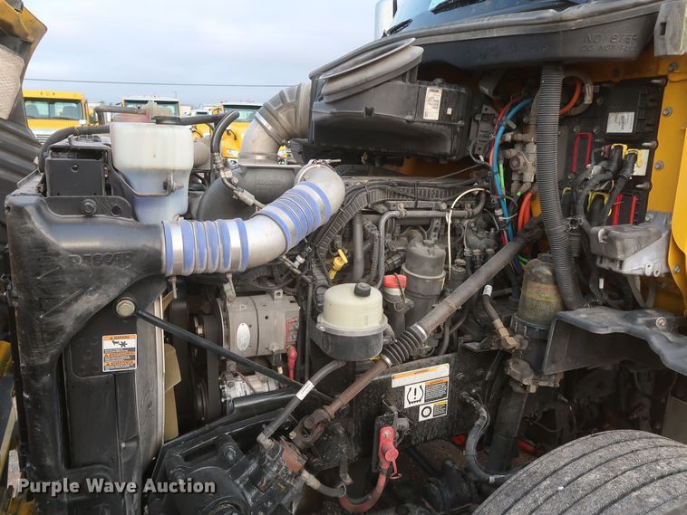 image for item KR9827 2017 Peterbilt 579  semi truck