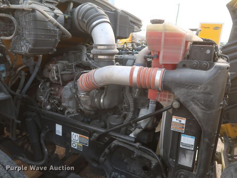 image for item KR9827 2017 Peterbilt 579  semi truck