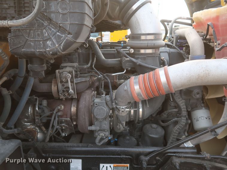 image for item KR9827 2017 Peterbilt 579  semi truck