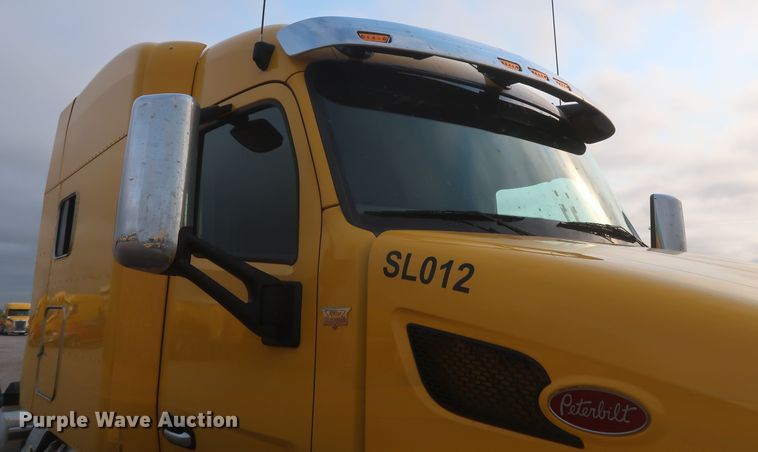 image for item KR9827 2017 Peterbilt 579  semi truck