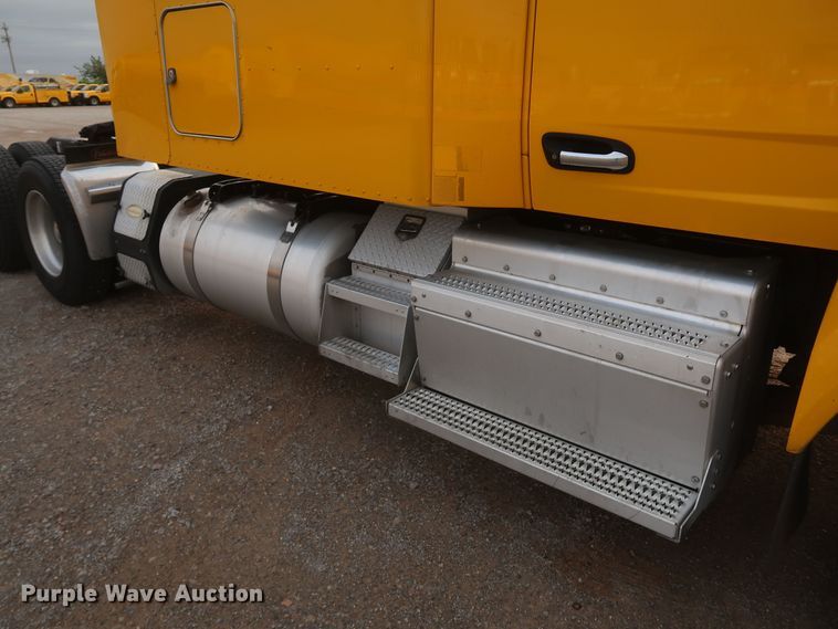 image for item KR9827 2017 Peterbilt 579  semi truck