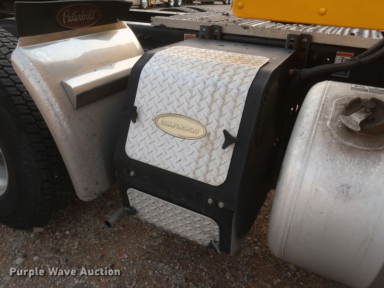 image for item KR9827 2017 Peterbilt 579  semi truck