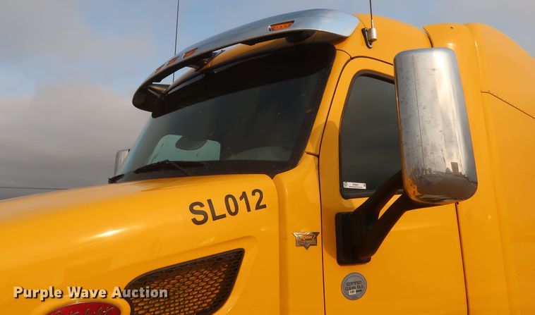 image for item KR9827 2017 Peterbilt 579  semi truck