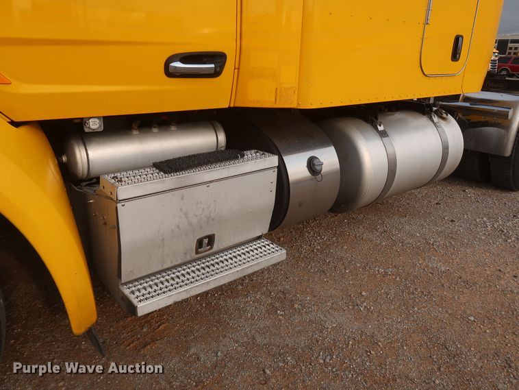 image for item KR9827 2017 Peterbilt 579  semi truck