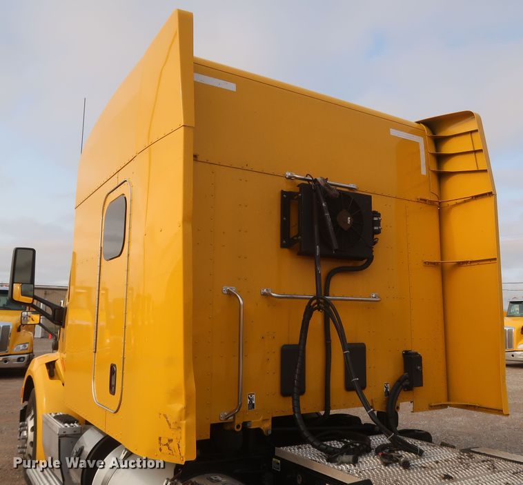 image for item KR9827 2017 Peterbilt 579  semi truck