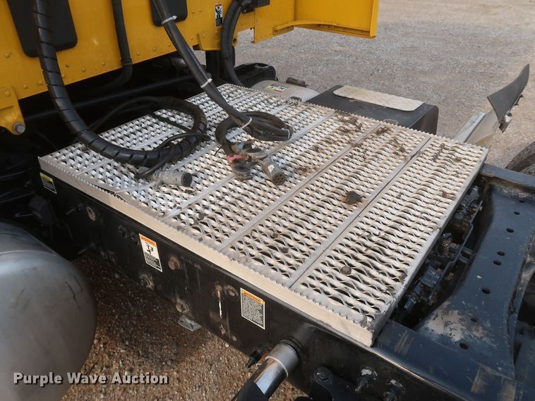 image for item KR9827 2017 Peterbilt 579  semi truck