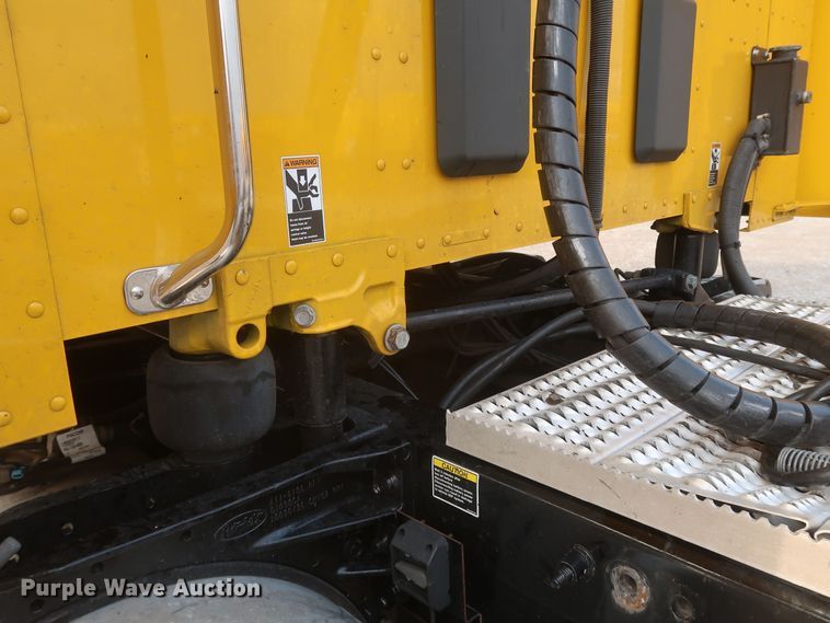 image for item KR9827 2017 Peterbilt 579  semi truck