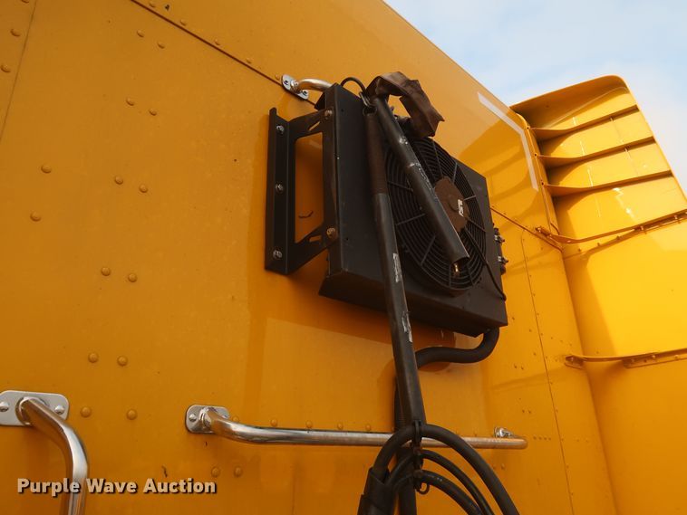 image for item KR9827 2017 Peterbilt 579  semi truck