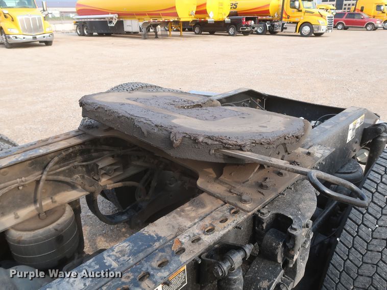 image for item KR9827 2017 Peterbilt 579  semi truck